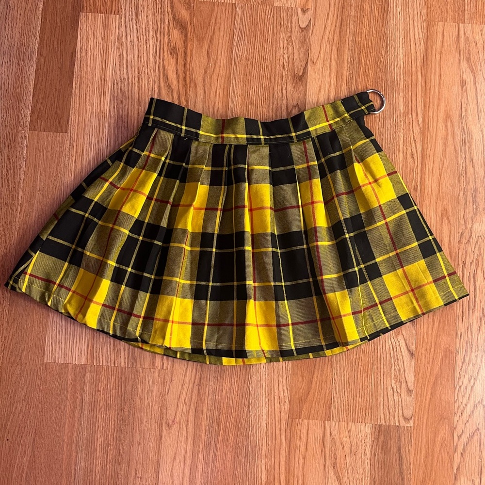 Yellow and black pleated skirt